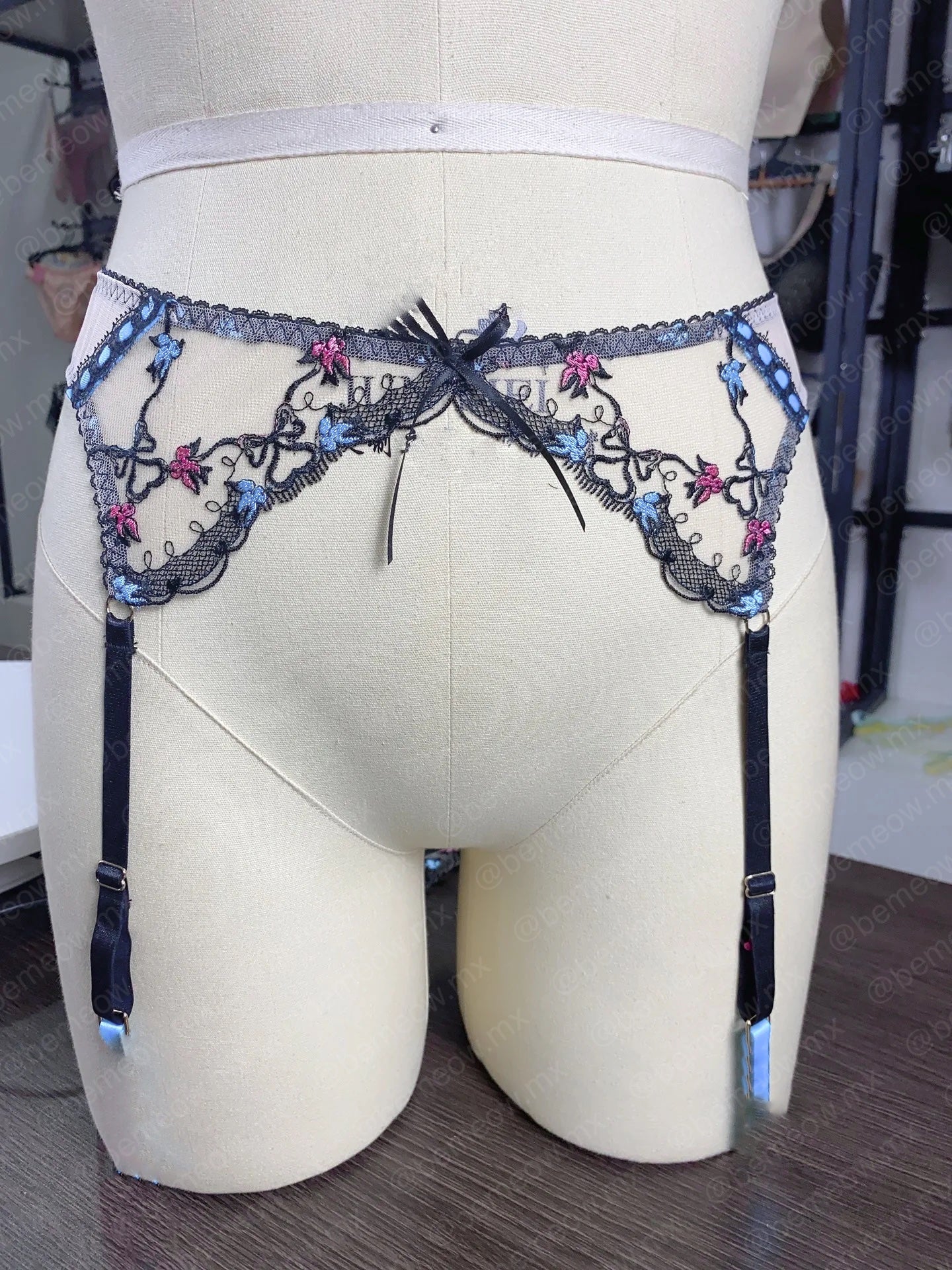 Conjunto Liguero Lovely con Medias