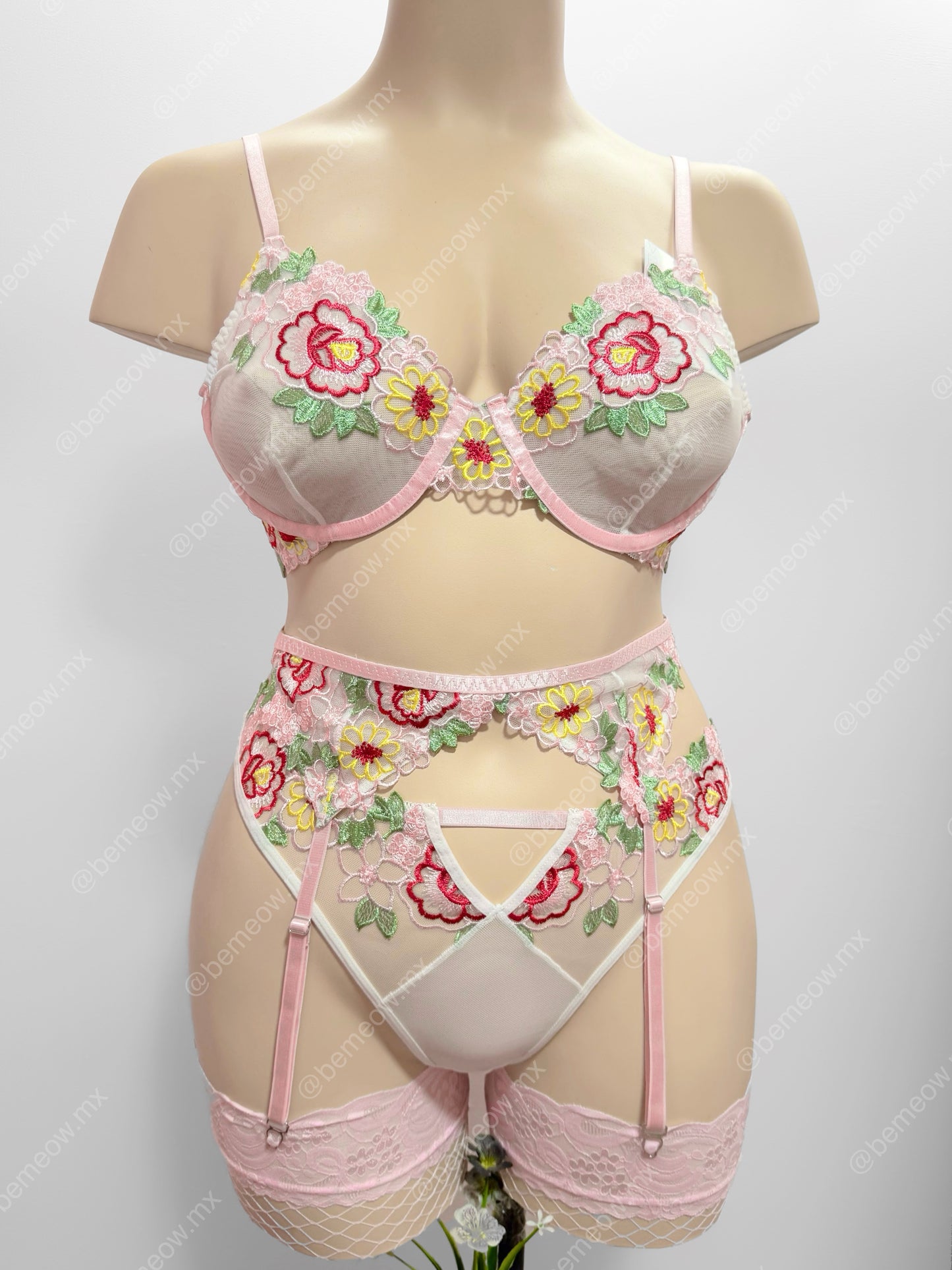 Conjunto Floral Peonia con Medias