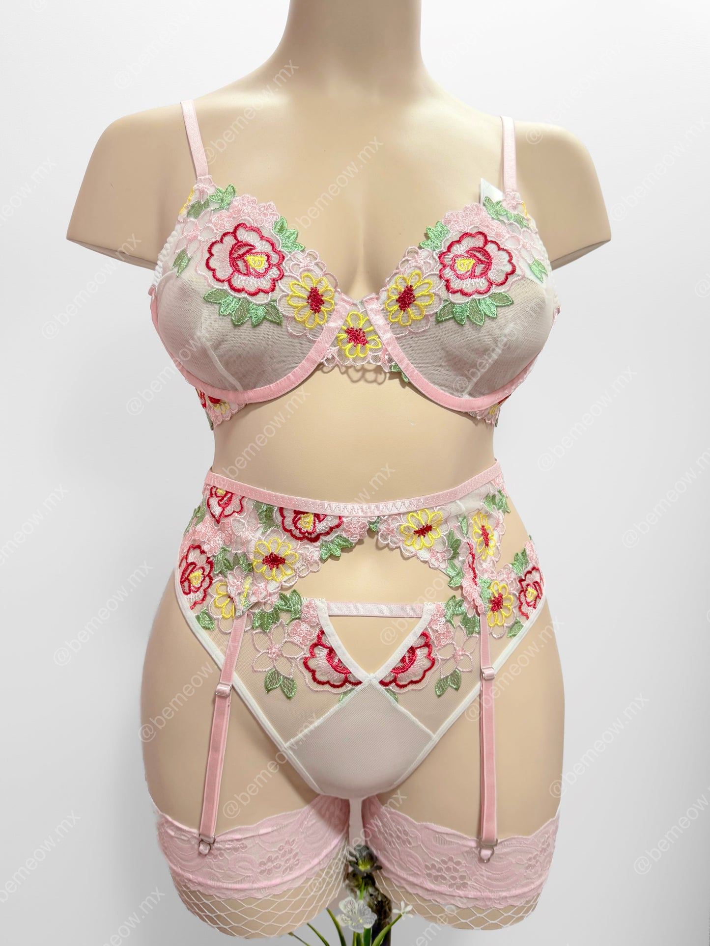 Conjunto Floral Peonia con Medias