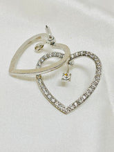 Cargar imagen en el visor de la galería, ARETE CORAZON CON DIAMANTES
