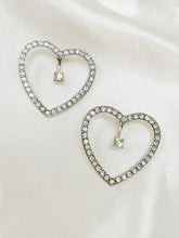 Cargar imagen en el visor de la galería, ARETE CORAZON CON DIAMANTES
