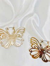 Cargar imagen en el visor de la galería, Arete Mariposa Dorada
